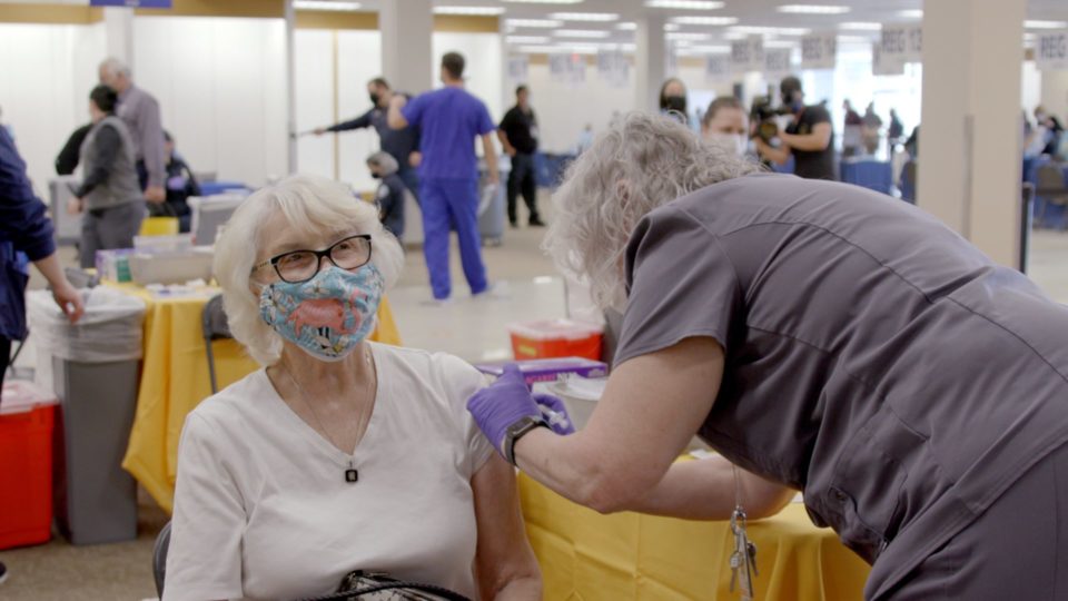 woman gets vaccination