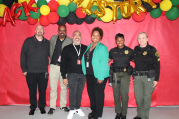 Grupo de agentes de libertad condicional y Brandon Steppe