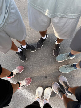 Oficiales de libertad condicional y los pies de los j�venes forman un c�rculo.