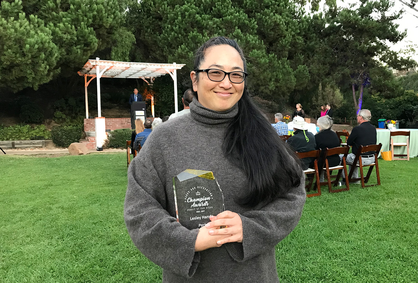 Lesley Handa holding her award