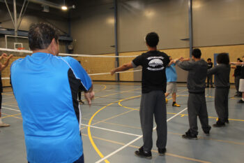 j�venes aprendiendo a jugar voleibol