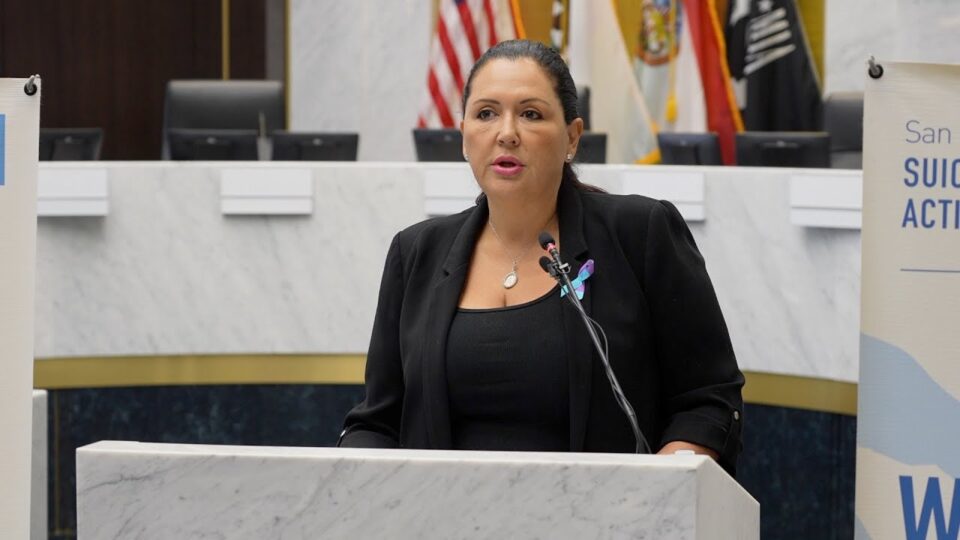 Nora Vargas a podium